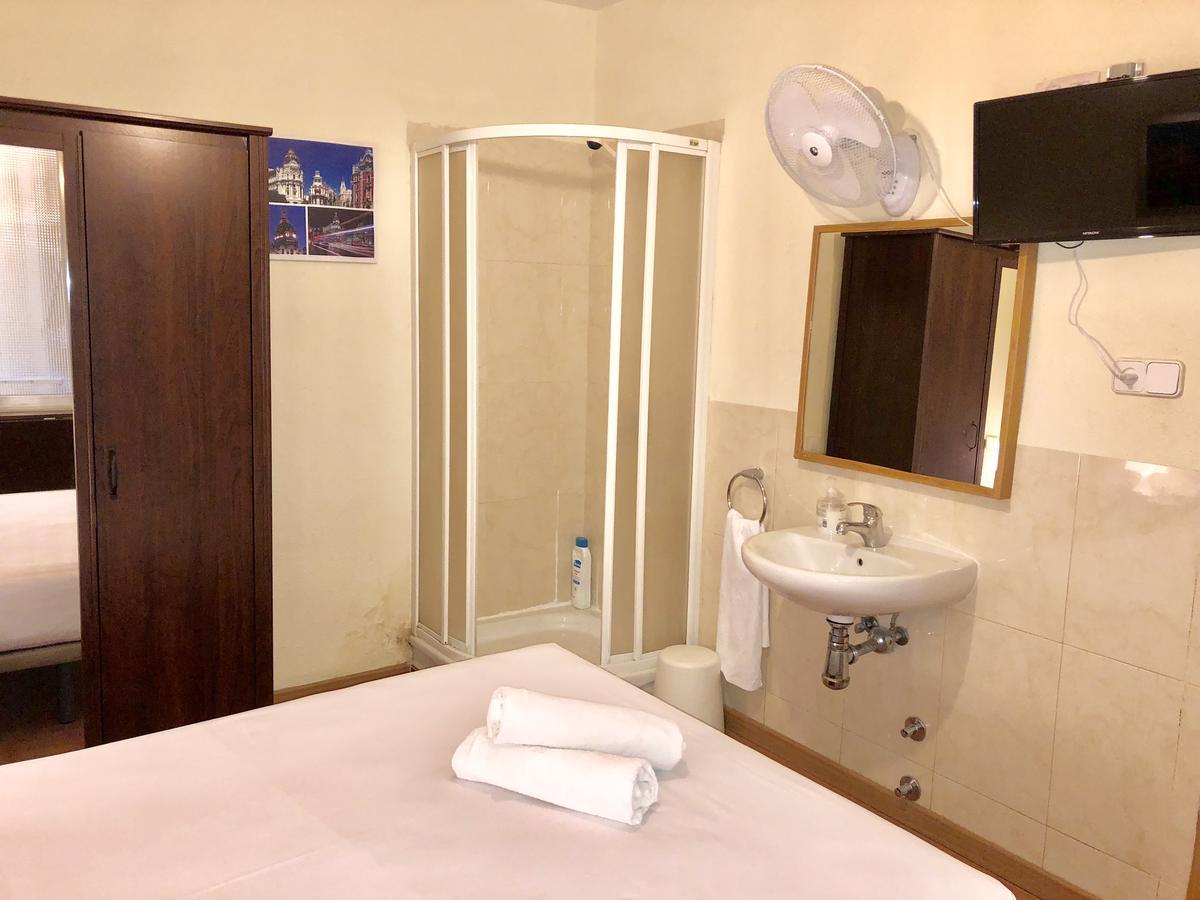 Hostal Arriaza Madrid Kültér fotó